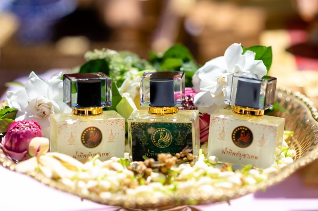 ใช้ฉีดพรมในพิธี